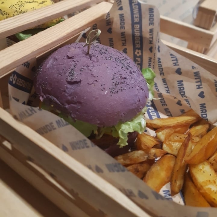 photo of Flower Burger Roma Cheesy Cecio shared by @tastyveg on  20 Sep 2021 - review