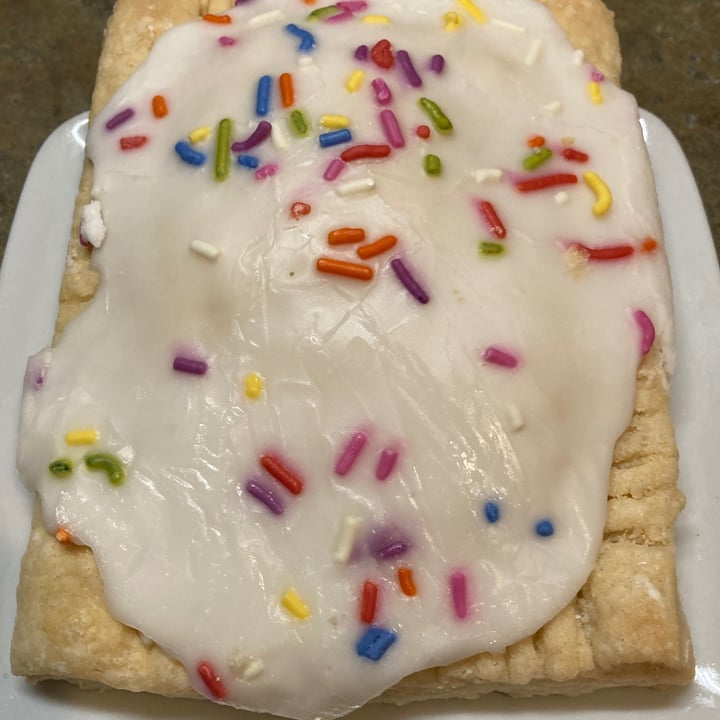 photo of Vegan East Strawberry Pop Tart shared by @compassionatekisses on  18 Jan 2022 - review