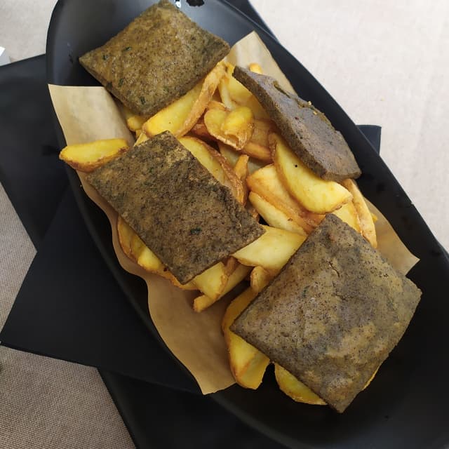 菜肴“Patate Rosse Fritte E Panelle Di Ceci Neri”的照片