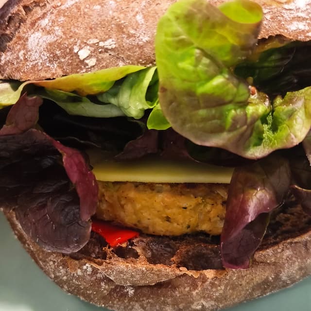 Foto del plato “Hamburguesa de champiñón e boniato”