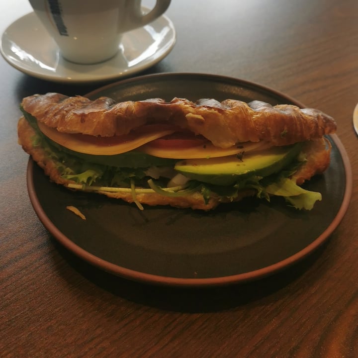 review photo of Debby's Good Veggie Food Croissant salado 'pavo' shared by @sandrub on 10 Dec 2021 - review