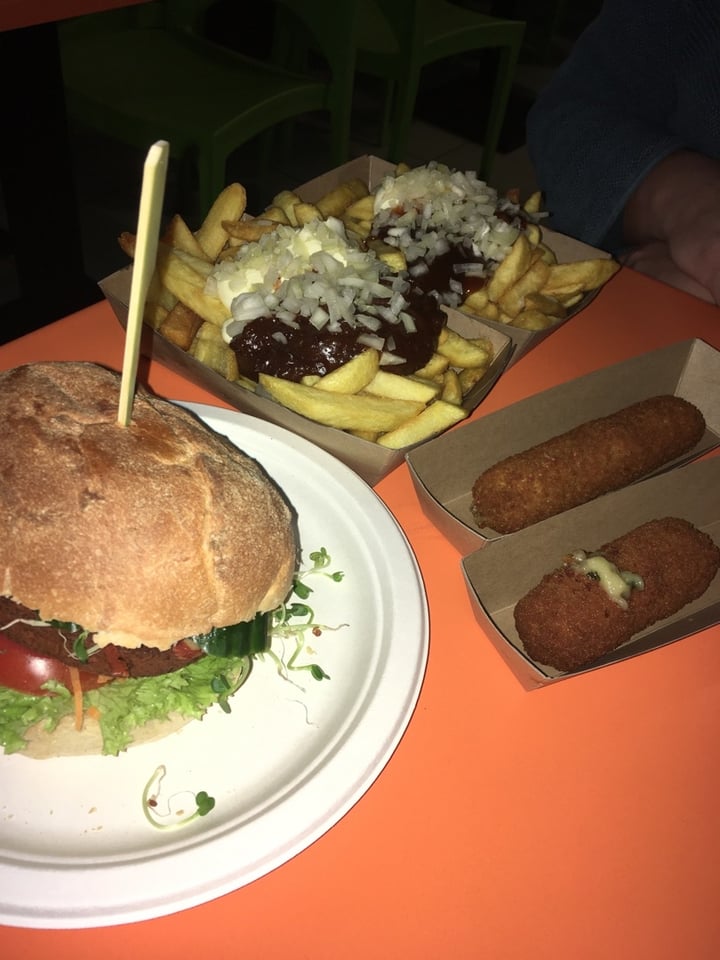 photo of De Vegetarische Snackbar Vegan Bacon Burger shared by @plantbasedhippie on  25 Jan 2020 - review