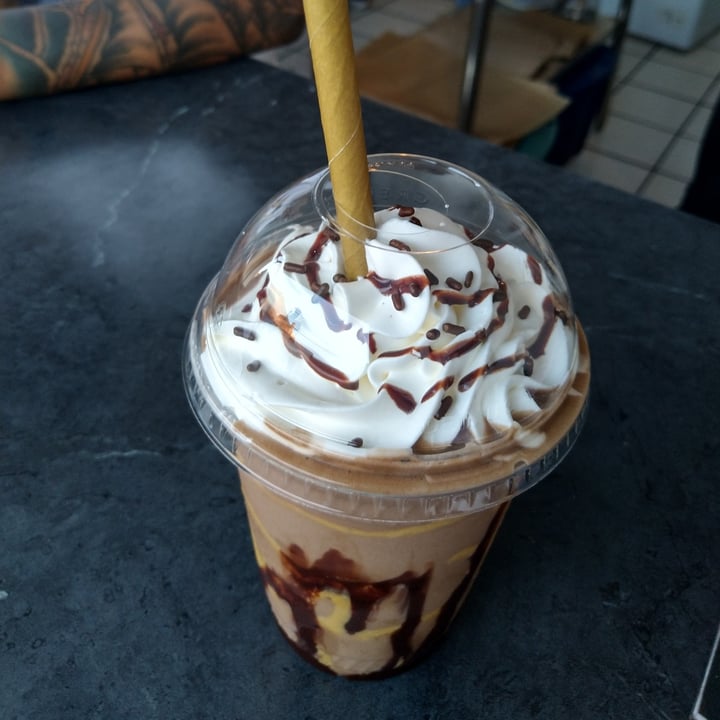photo of Holy Vegan Shake Chocolate Con Mantequilla De Cacahuate shared by @tlacomiztli on  02 Apr 2021 - review