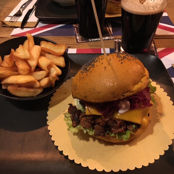 photo of Old England Pub - Pub Birreria Padova Pulled pork vegan shared by @ilaarix on  03 Jan 2023 - review