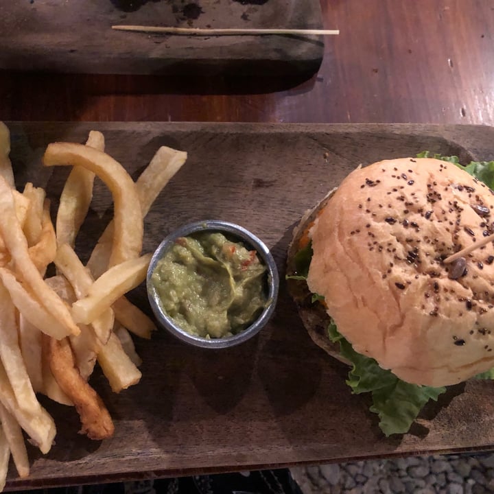 photo of Castilla - Jardin Cervecero Hamburguesa Vegana shared by @mayarnaldo on  26 Sep 2021 - review