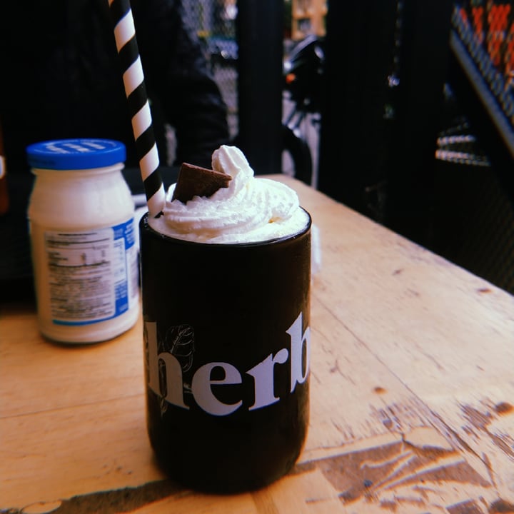 review photo of Herbívoro restaurante vegano Malteada de coco shared by @gisselleearthling on 27 Sep 2021 - review