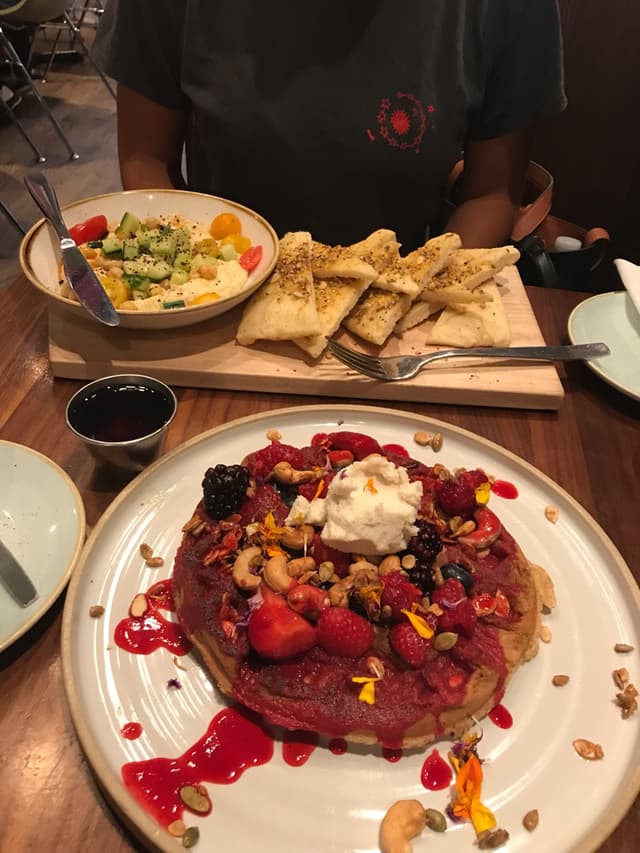 菜肴“berries & cream waffles”的照片