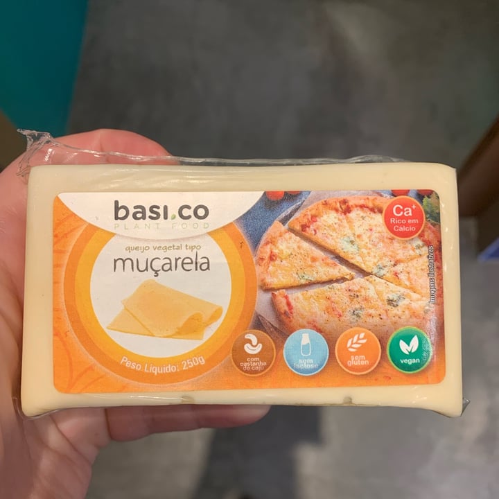 photo of Basi.co Queijo vegetal tipo muçarela shared by @leticiares on  21 Sep 2022 - review