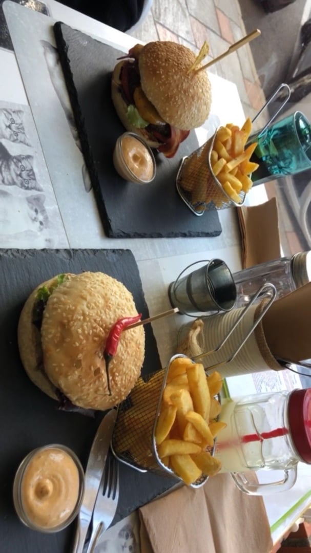 photo of my lola vegan food Burger shared by @anasiilvaa on  23 Nov 2019 - review