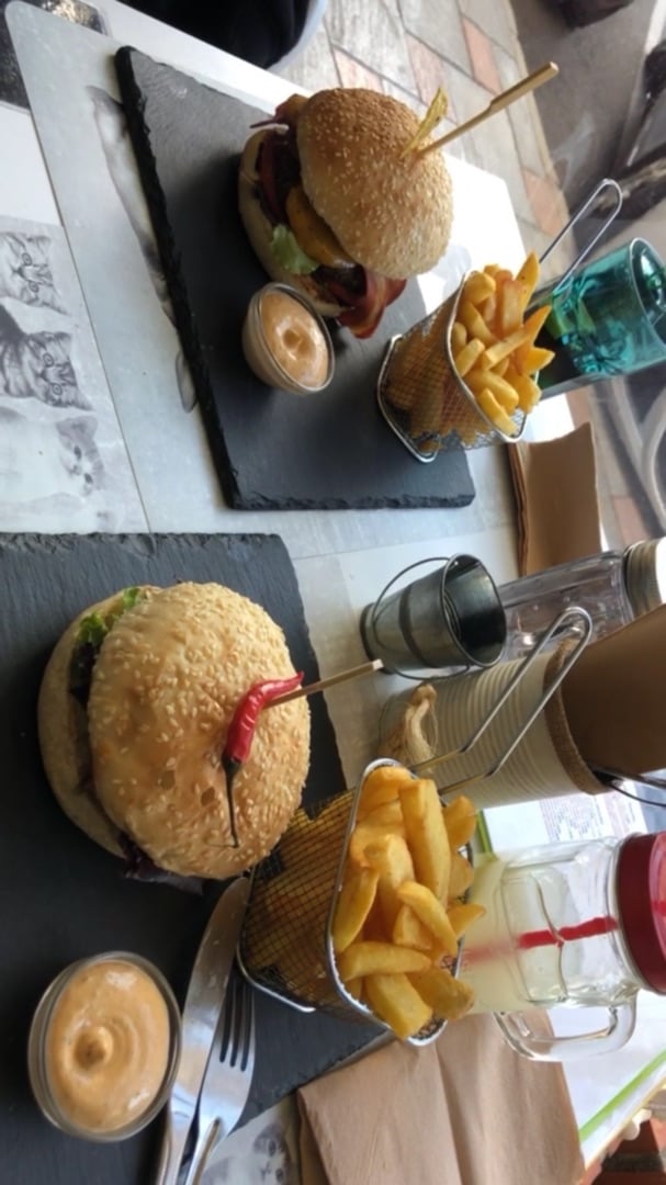 review photo of my lola vegan food Burger shared by @anasiilvaa on 23 Nov 2019 - review