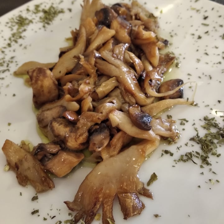 review photo of The Royal Bistro Salteado de Setas shared by @jeimsvera on 13 Aug 2022 - review