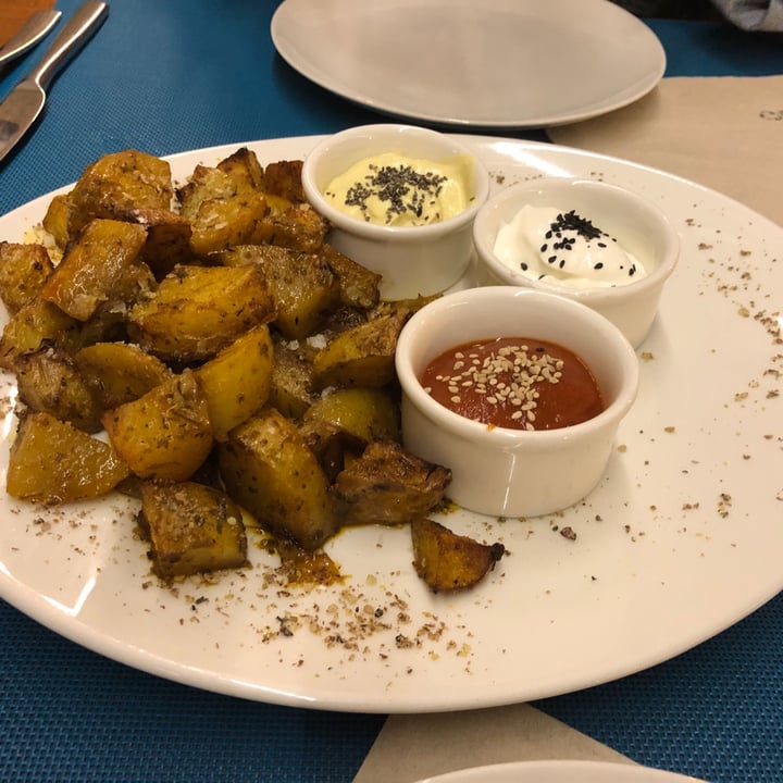 photo of Restaurante Vegetariano Fang i Aram Patatas al horno con tres salsas shared by @neil on  02 May 2021 - review