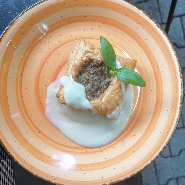 photo of GingerGi Veggie-Pop restaurant Brioche salata ai funghi con salsa al “formaggio” e tartufo shared by @cic22 on  27 Sep 2022 - review