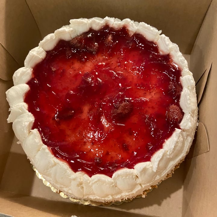 photo of Breads On Oak Strawberry Cream Almond Cake shared by @anna-vegan2021 on  13 Feb 2022 - review