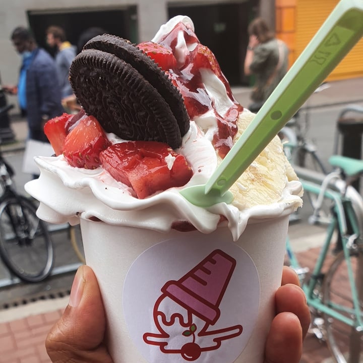 photo of Betty's Milk Bar Vegan Soft Serve Ice Cream Cup shared by @rickveg on  27 Aug 2021 - review