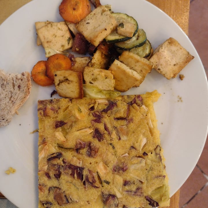 photo of Mezzaluna Farinata ripiena di formaggio veg e rucola, Cavolo rosso al timo, Torta salata di miglio, Insalata russa veg e verdure al forno shared by @ericamanfry on  11 Aug 2022 - review