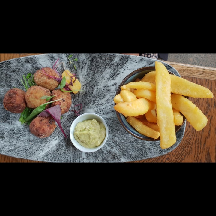 photo of Doppio Zero, Pearls Umhlanga Pealafel Fritters and Hand-Cut Chips shared by @ullu on  21 Nov 2021 - review