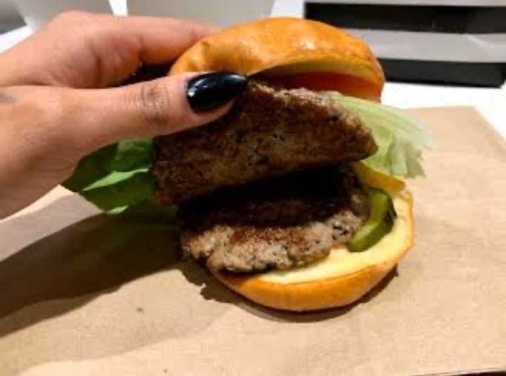 photo of Umami Burger Grove Impossible Classic Cheeseburger shared by @elizabeth-stonem on  20 Nov 2019 - review