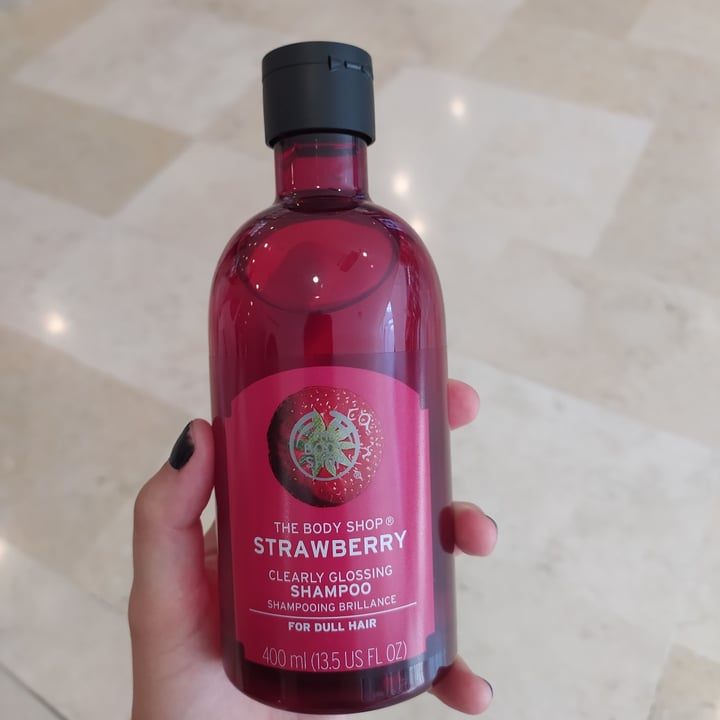 review photo of The Body Shop Strawberry Clearly Glossing Shampoo shared by @rociobuciegas on 13 Aug 2020 - review