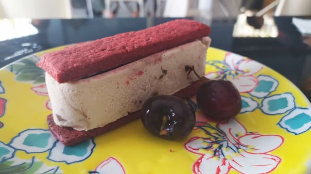 Photo of the dish “Sandwich De Red Velvet Con Cookie Dough”