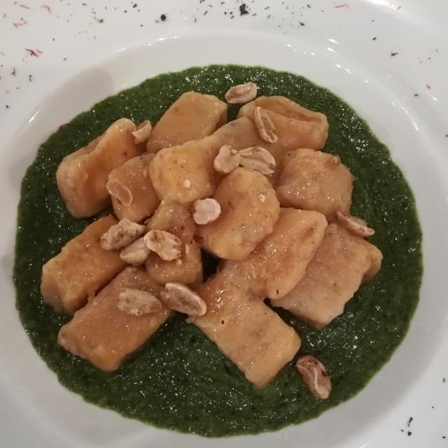 Photo of the dish “Gnocchi di patate dolci su crema di cavolo riccio con arachidi al curry”