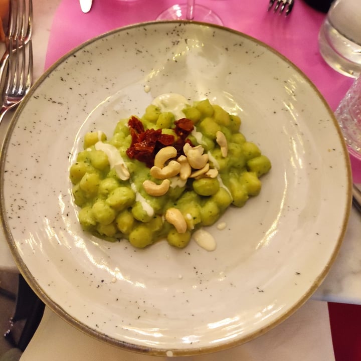 photo of L'OV Osteria Vegetariana Gnocchetti al Pesto Di Erbe Anacardi E Pomodorini Secchi shared by @syliza on  01 May 2022 - review