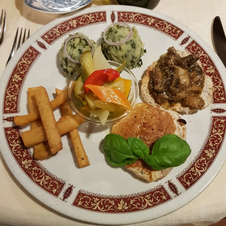 review photo of Trattoria La Brinca Antipasto Misto shared by @manuelalmp on 10 Apr 2022 - review