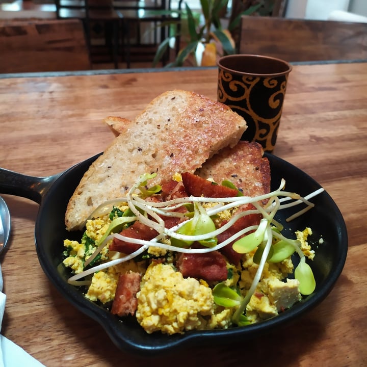 review photo of EAT.CO - Eat Consciously Scrambled tofu shared by @peruseando on 10 Nov 2021 - review