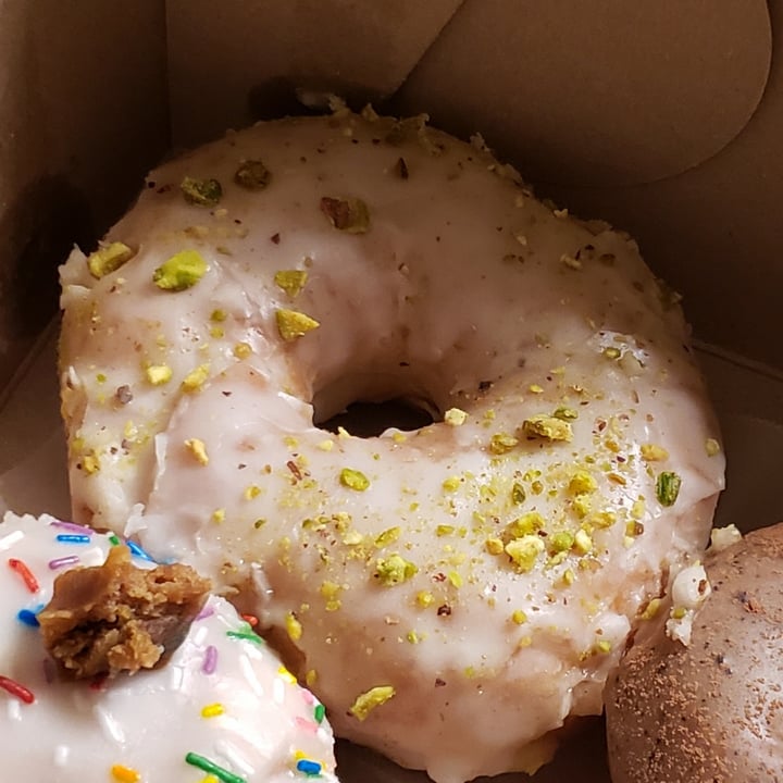 photo of bloomer's on Queen Rose Water Pistachio Donut shared by @all1za on  14 Sep 2022 - review