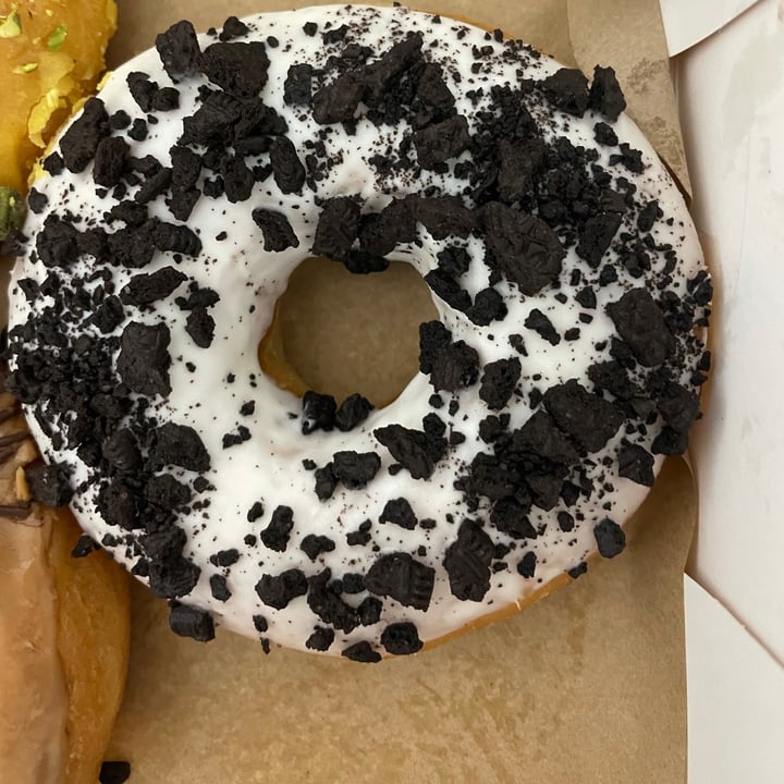 photo of VegAmazing Doughnuts Donut de chocolate blanco y oreo shared by @ggj on  12 Sep 2021 - review