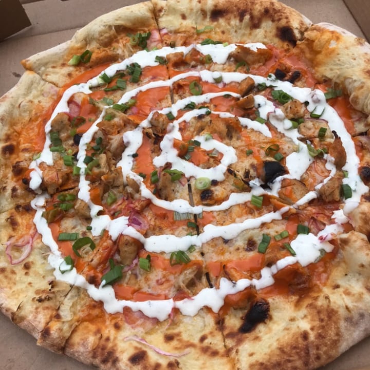 photo of Whole Foods Market Vegan buffalo chicken pizza shared by @rachelsveganlife on  13 Oct 2021 - review