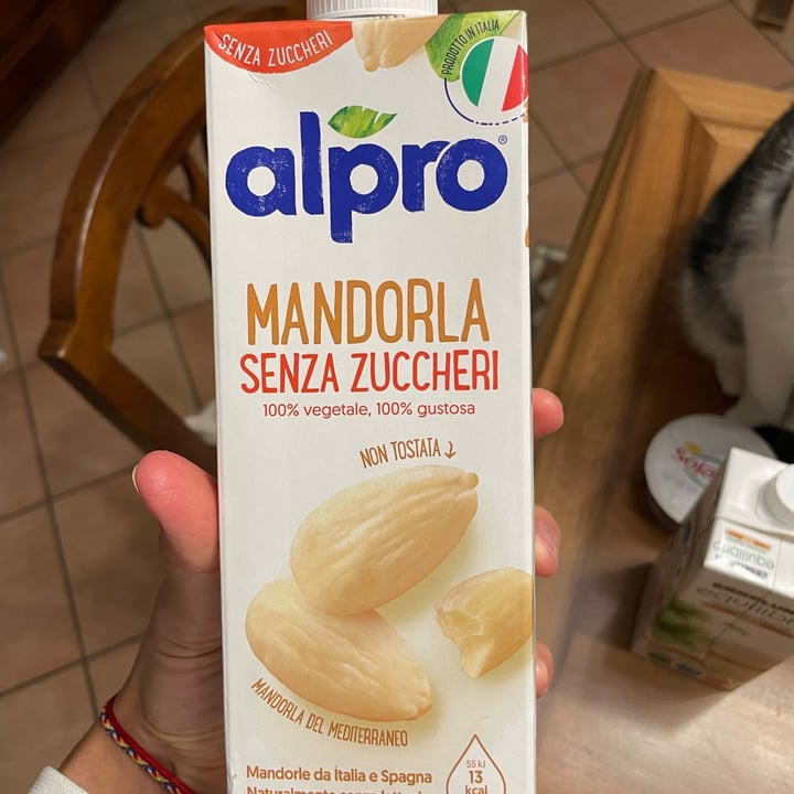 photo of Alpro latte di mandorla senza zuccheri shared by @elisatosi on  17 Nov 2022 - review