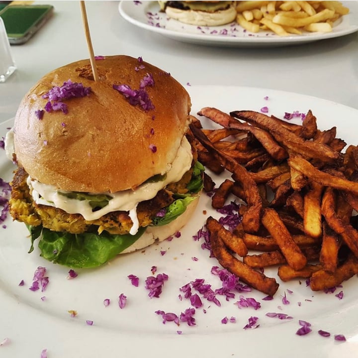 photo of Royale Eatery Georgia Brown burger shared by @ziena3 on  17 Aug 2020 - review