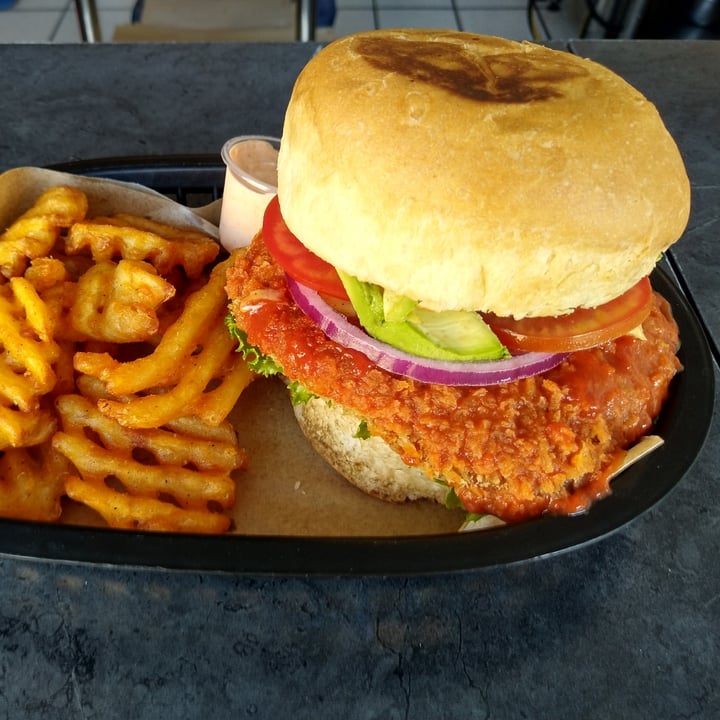 photo of Holy Vegan Hamburguesa Chick'n Fuego shared by @tlacomiztli on  02 Apr 2021 - review
