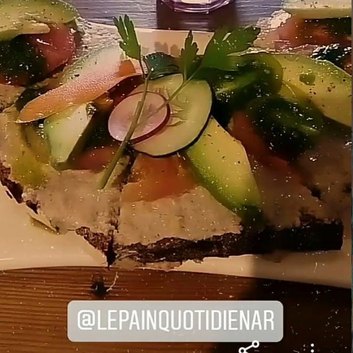 review photo of Le Pain Quotidien Croissant Vegano de Palta y Tomate shared by @belubosch5 on 13 Jan 2021 - review