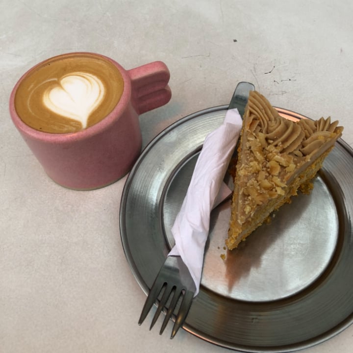 photo of Bioma plant based café Budin carrot cake shared by @moorfernandez on  19 Jul 2022 - review