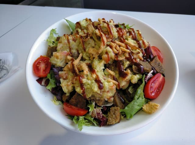 「Ensalada De Guacamole Con Seitan」の料理の写真