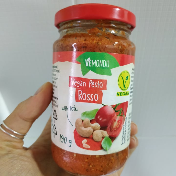 photo of Vemondo Vegan pesto rosso shared by @irenedlh on  01 Oct 2021 - review