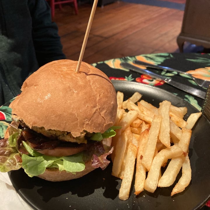 review photo of Oak & Vigne Cafe Vegetarian/vegan Burger shared by @ilonabierbooms on 31 May 2022 - review