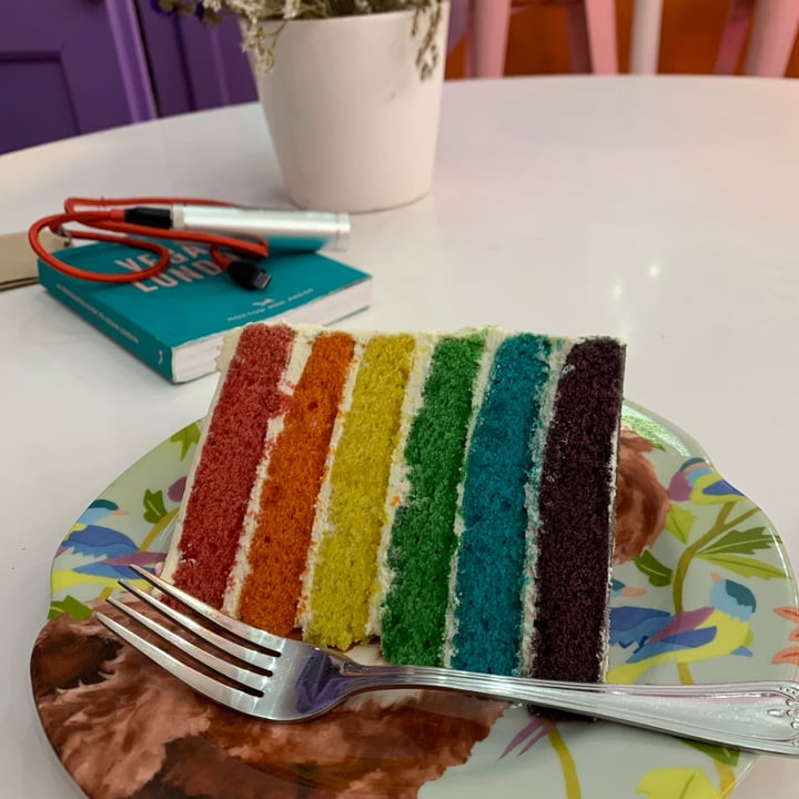 photo of Vida Bakery Rainbow Cake shared by @rubyami on  19 Nov 2022 - review