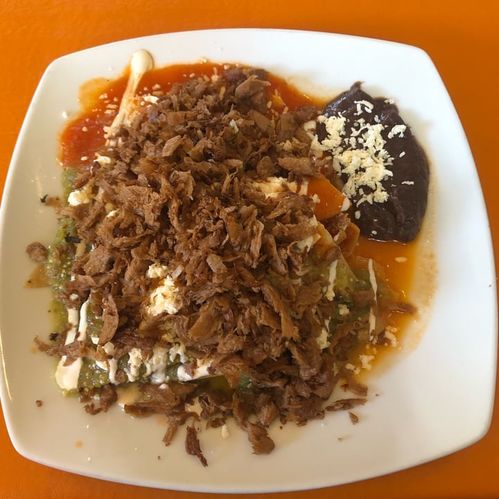 review photo of Veggicano Comida & Tienda Chilaquiles rojos con carne deshebrada shared by @nenacanela on 27 Sep 2022 - review