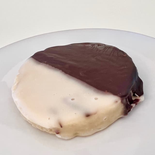 「Vegan Black and White Cookie」の料理の写真