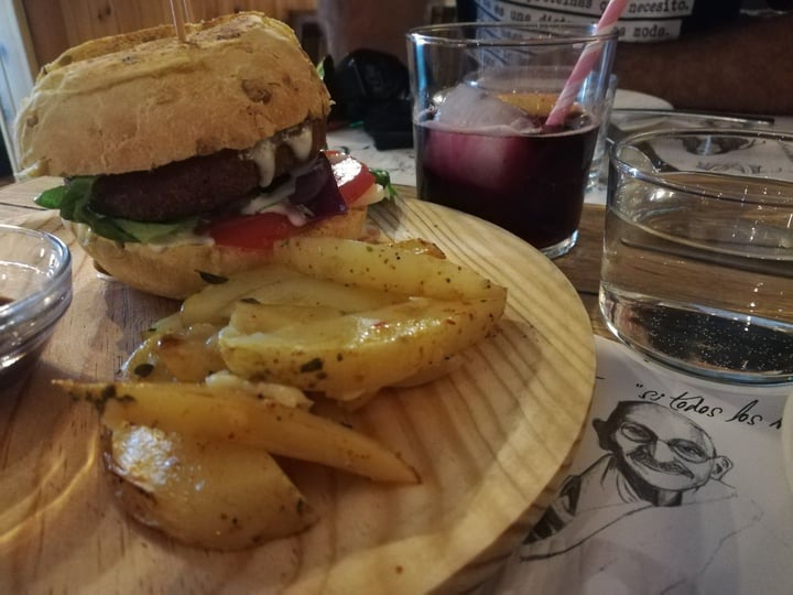 photo of El Jardín de los Dragones Súper hamburguesa con patatotas mágicas shared by @elenatova on  27 Jun 2019 - review