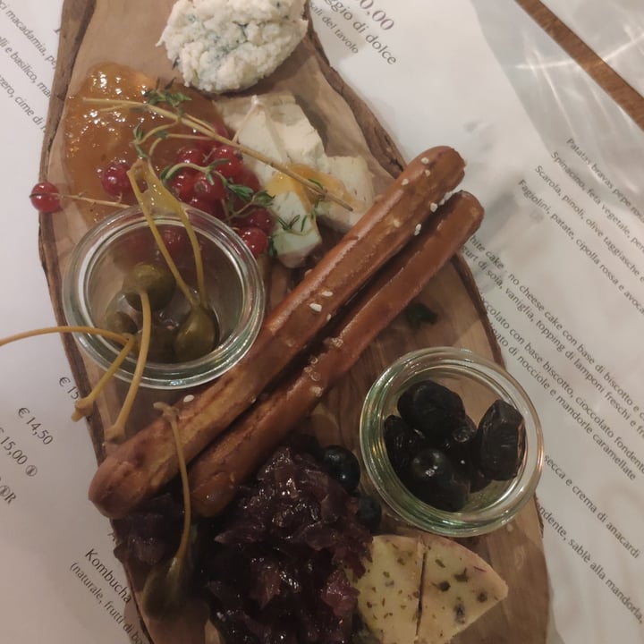 review photo of Romeow Cat Bistrot Tagliere di formaggi vegetali e composte di cipolla e frutta shared by @frenny on 18 Apr 2022 - review