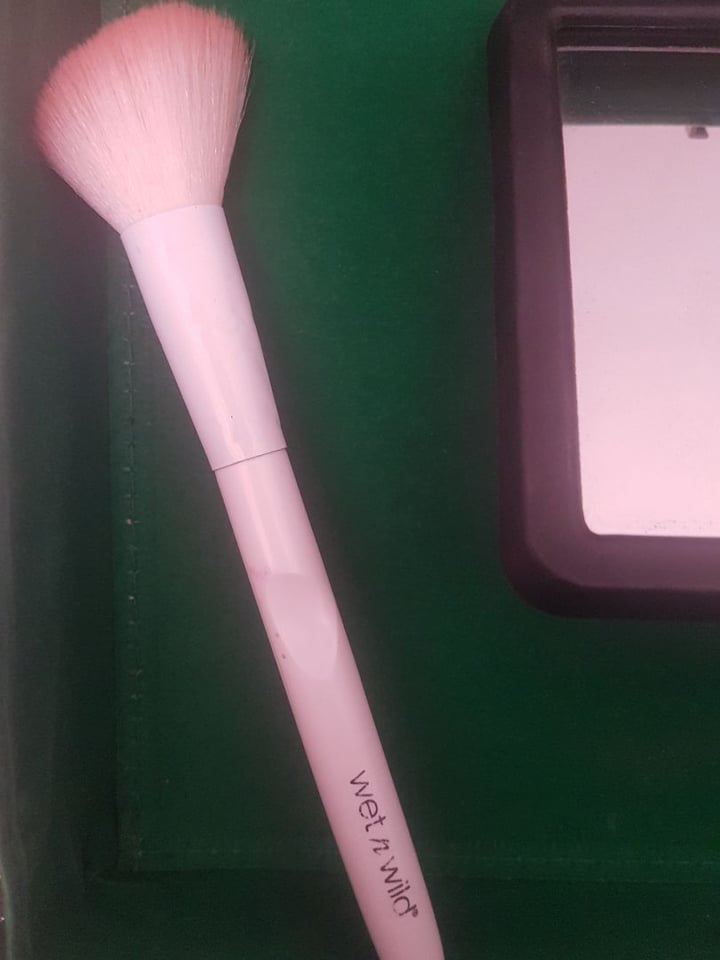 review photo of Wet n Wild Beauty Brocha para contour shared by @femivegana on 02 Aug 2019 - review
