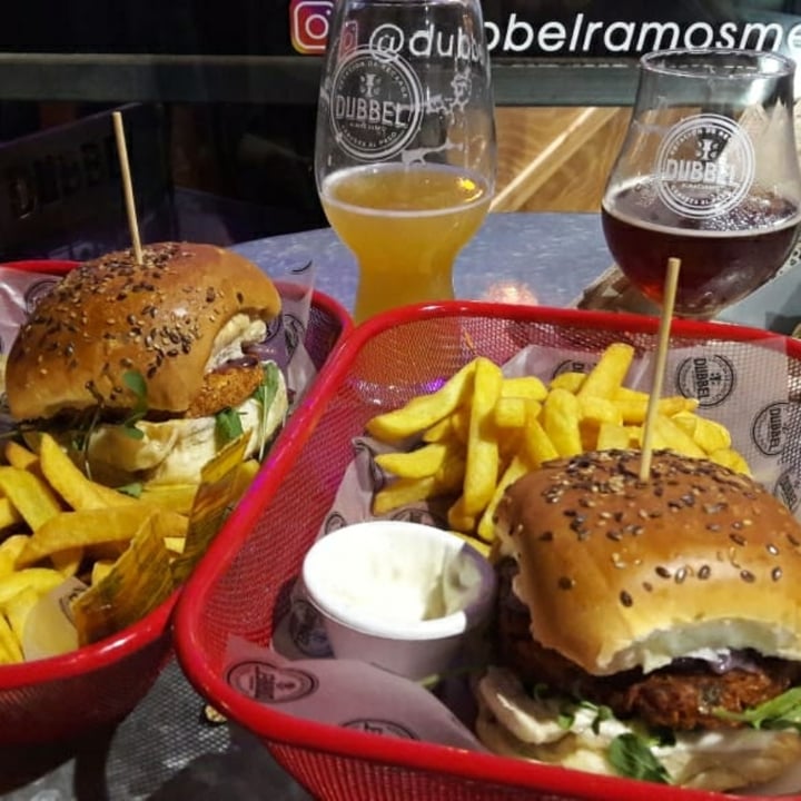 photo of Dubbel Hamburguesa Clapton shared by @brendaflowers on  19 May 2020 - review