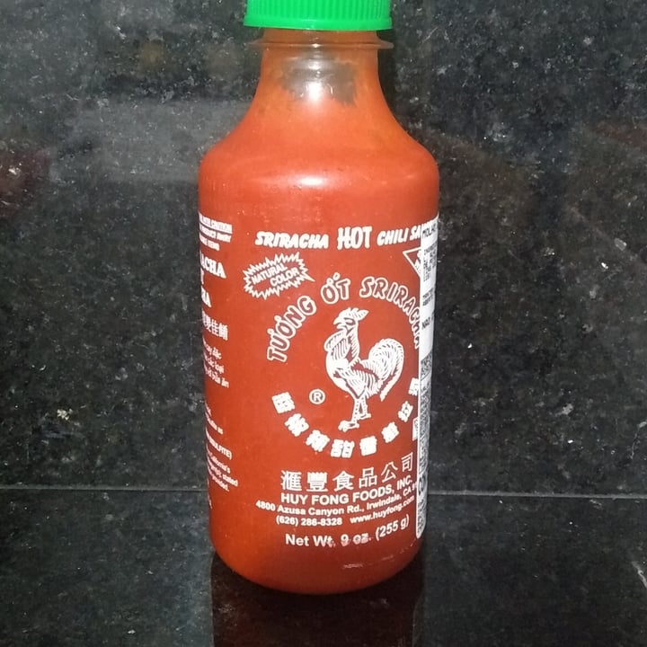 photo of Huy Fong Foods, Inc. Sriracha HOT Chili Sauce shared by @lisandrarutt on  11 May 2022 - review