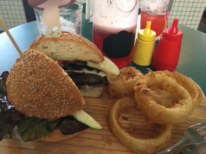 review photo of El Vegano Hamburguesa De Portobello Con Aros De Cebolla shared by @osmani on 20 Nov 2019 - review