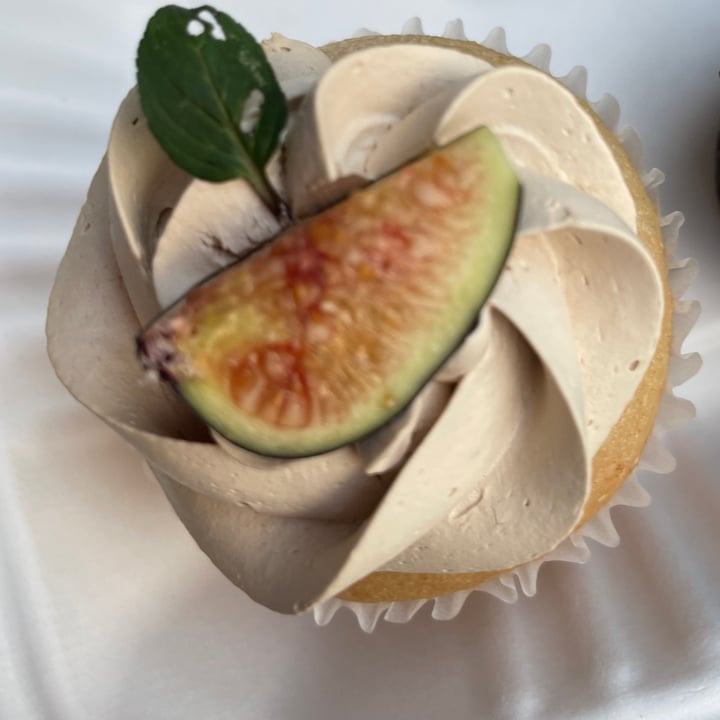 photo of Orange Blue Gourmet Cupcake De Higo shared by @liliwaldo on  24 Jan 2022 - review