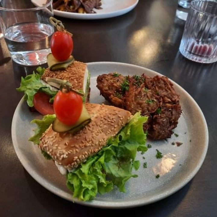 photo of SAUG.E cuisine végane BLT et Petites Patates shared by @alexfoisy on  30 Dec 2021 - review